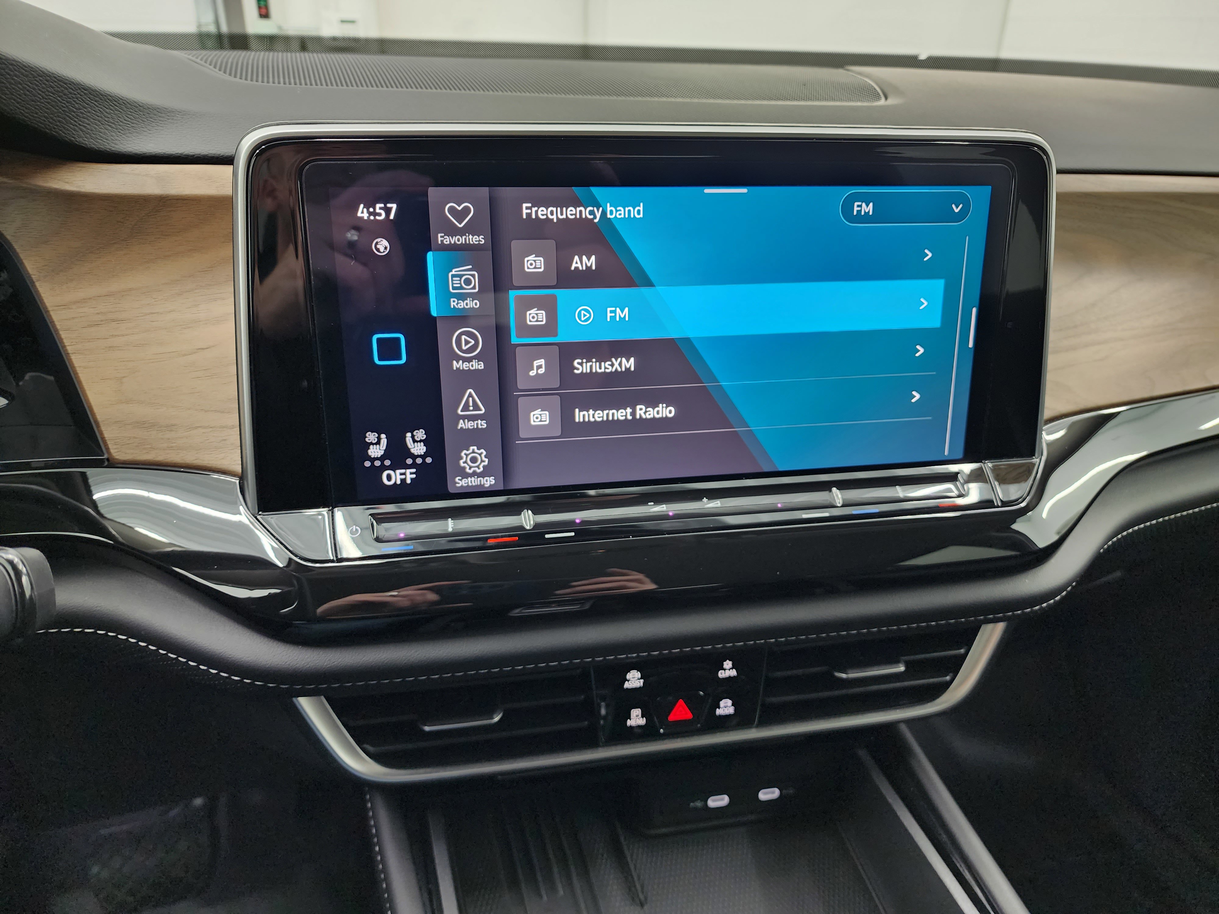 Used 2025 Volkswagen Atlas SE image 12