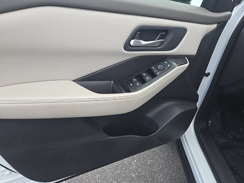 Used 2025 Nissan Rogue SV AWD/4WD image 9