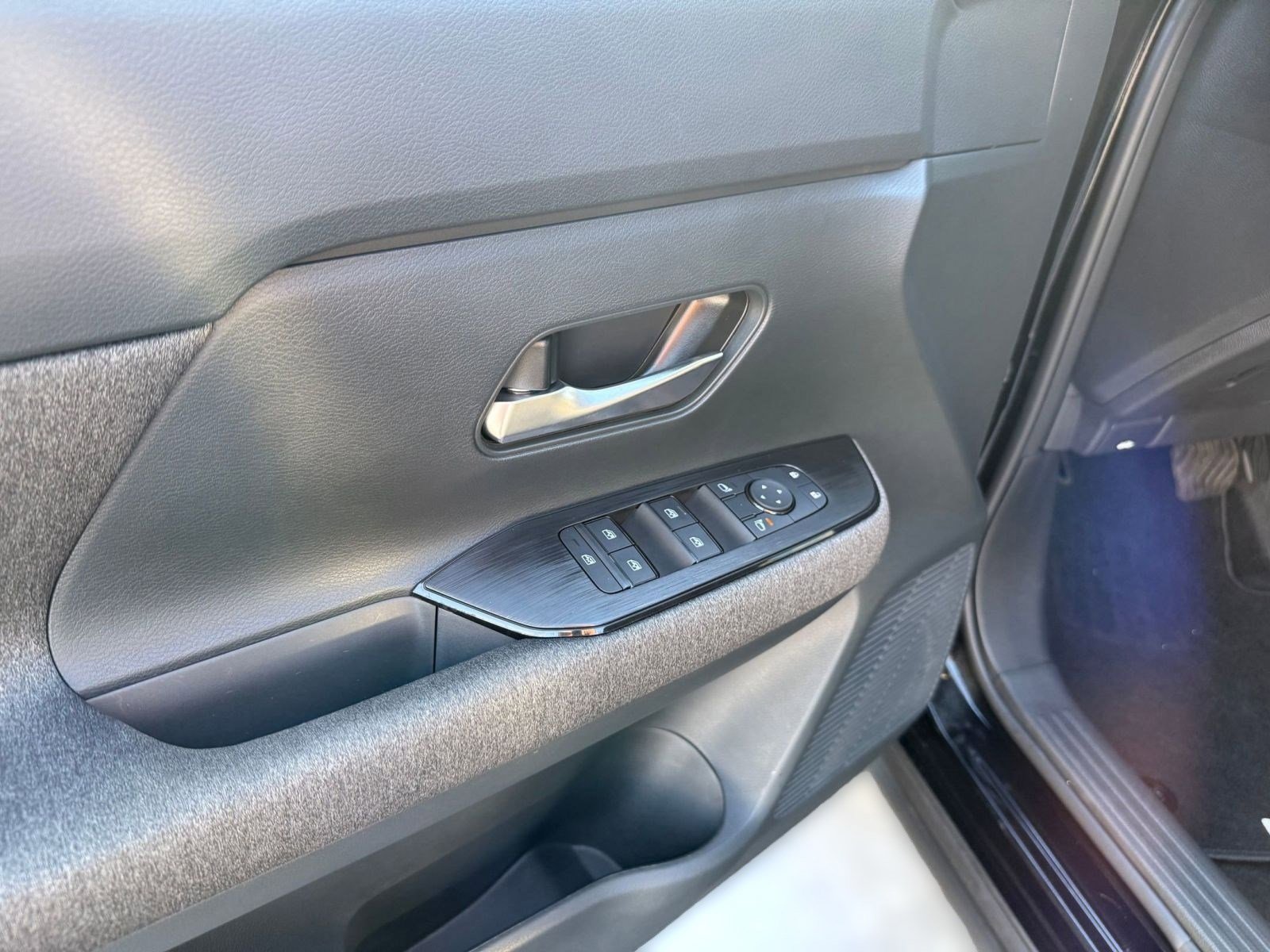 Certified 2025 Nissan Kicks SV image 11