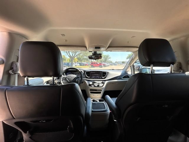 Used 2023 Chrysler Pacifica Touring-L FWD image 12