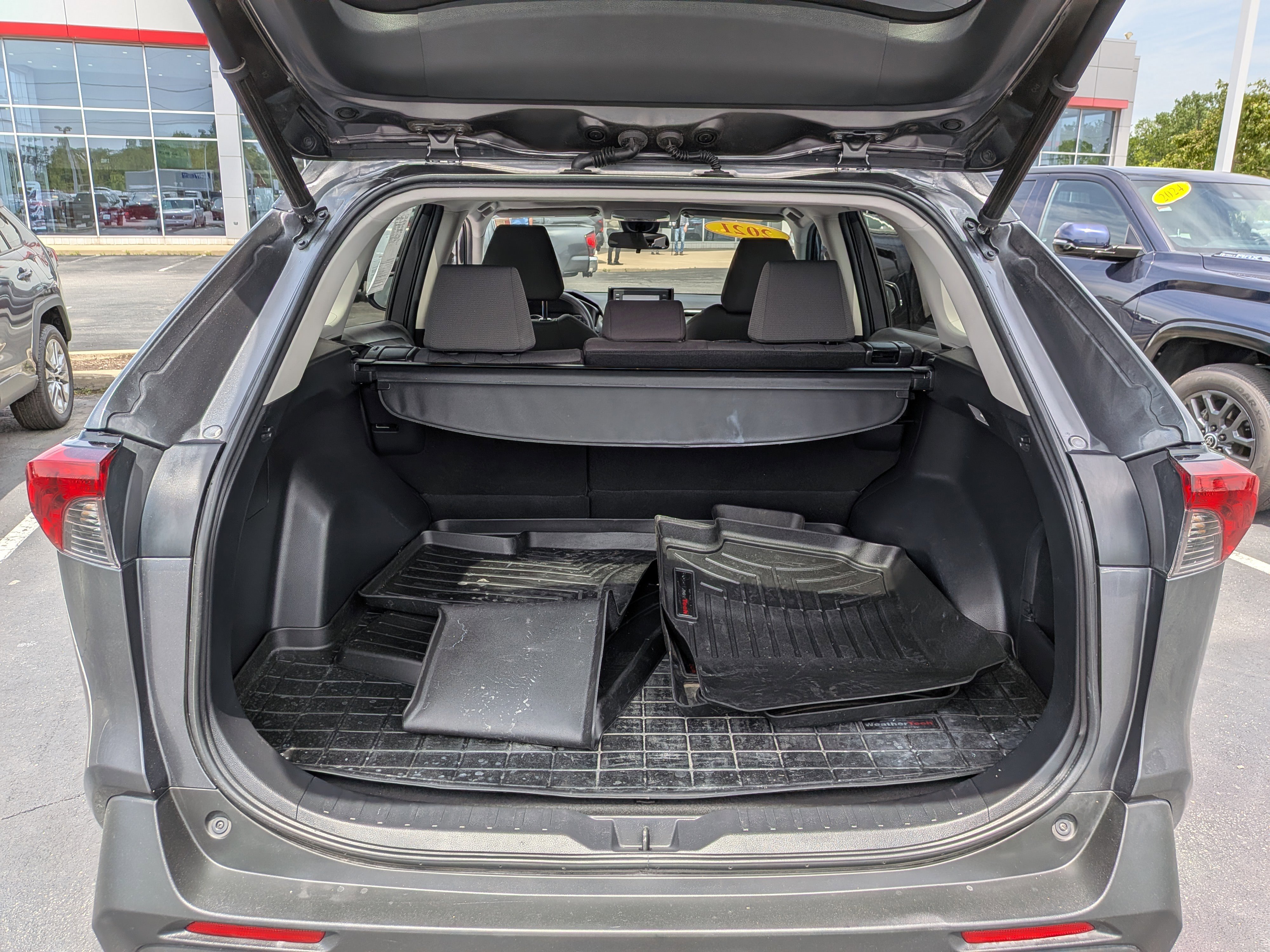 Used 2021 Toyota RAV4 XLE w/ Convenience Package AWD/4WD image 23