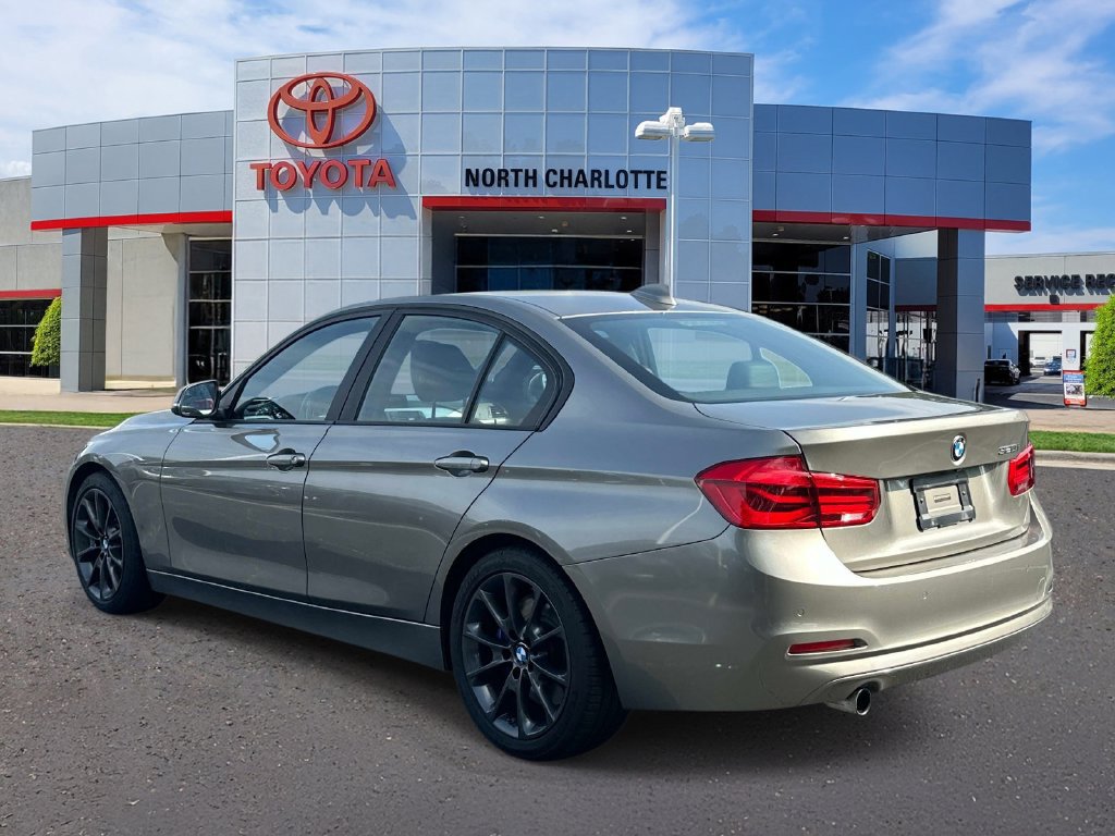 Used 2017 BMW 320i Sedan RWD image 4