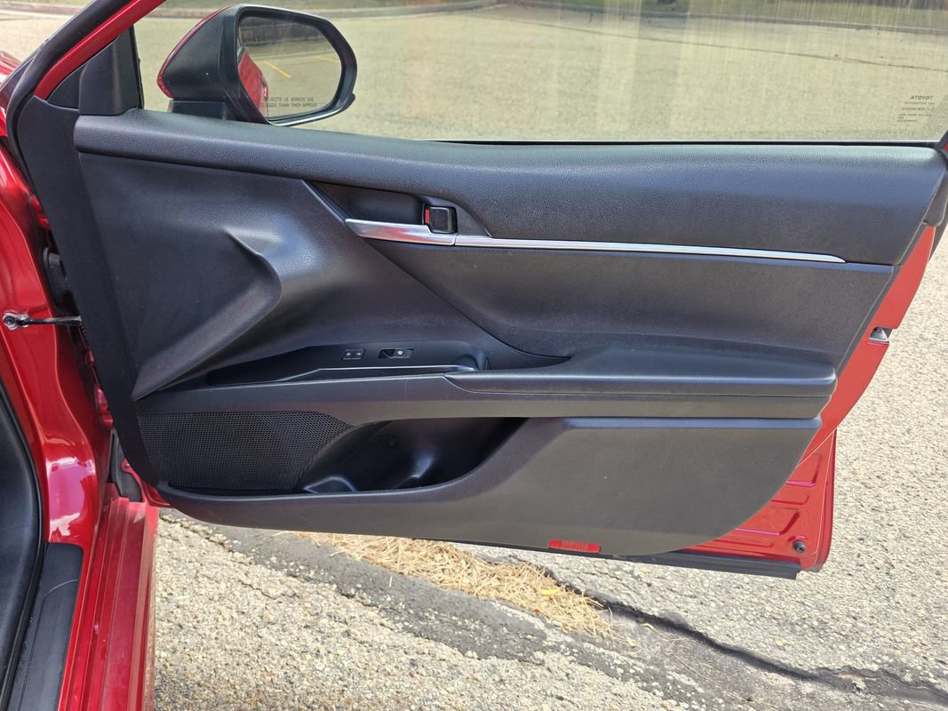Used 2020 Toyota Camry SE FWD image 21
