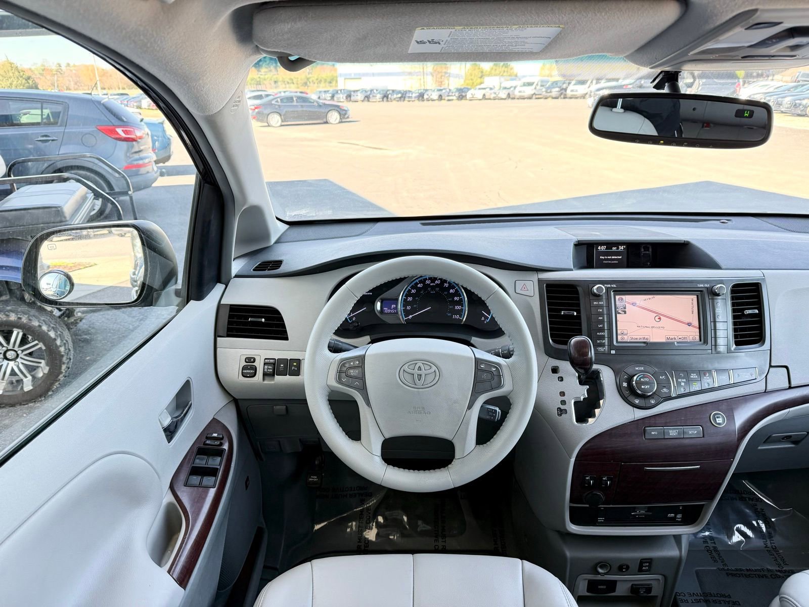 Used 2013 Toyota Sienna XLE w/ Premium Pkg image 34