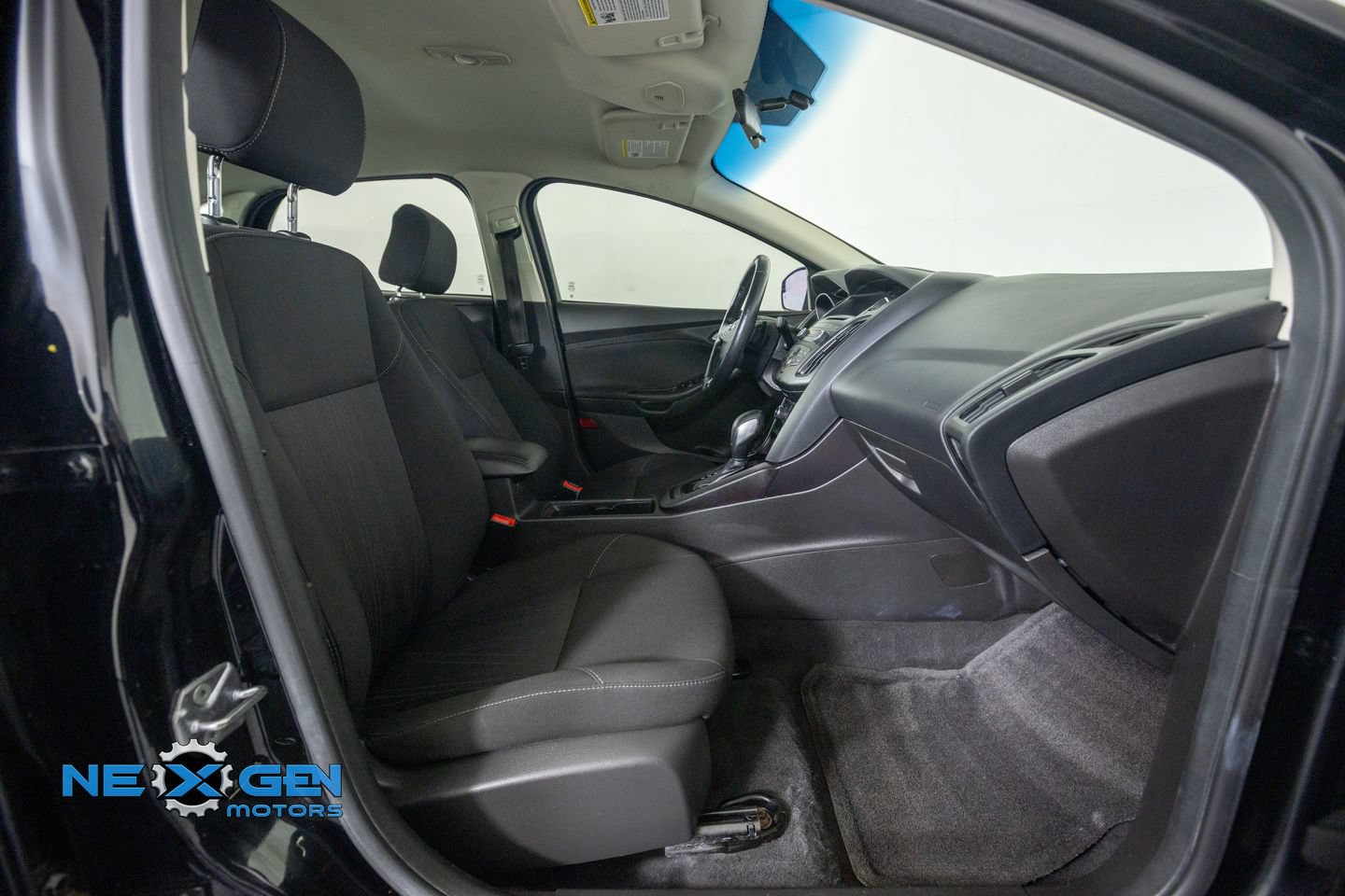 Used 2017 Ford Focus SE w/ SE Sport Package FWD image 38
