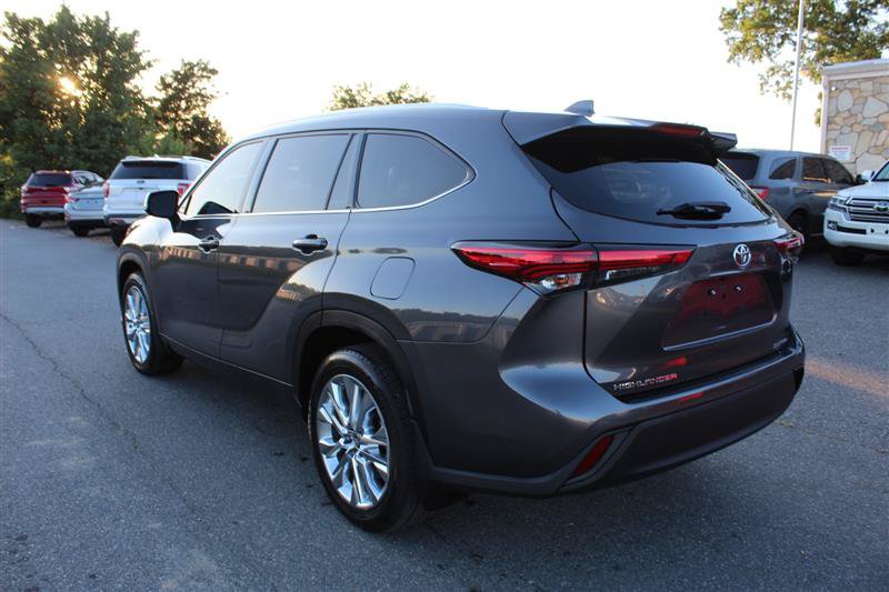 Used 2021 Toyota Highlander XLE AWD/4WD image 5
