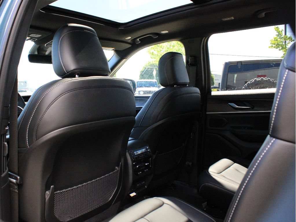 New 2026 Jeep Grand Cherokee L Limited w/ Limited Altitude Package AWD/4WD image 34