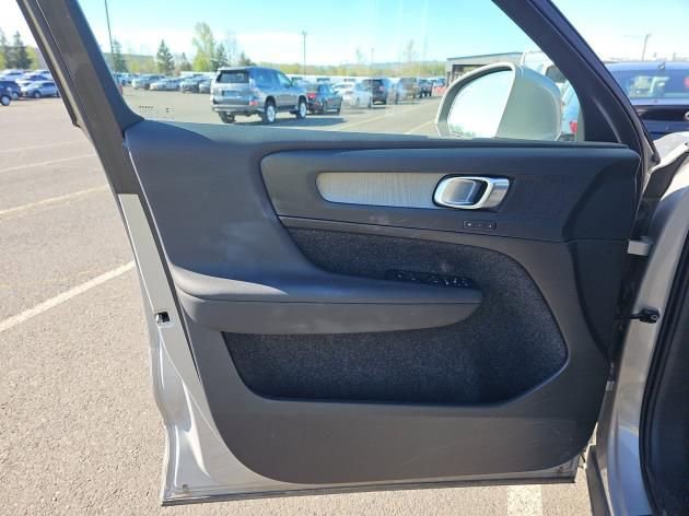 Used 2025 Volvo XC40 B5 Plus AWD/4WD image 11