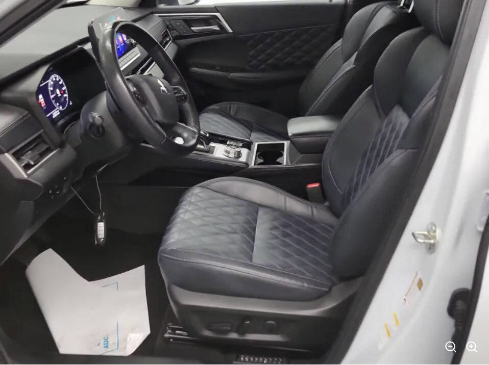 Used 2023 Mitsubishi Outlander SEL AWD/4WD image 3