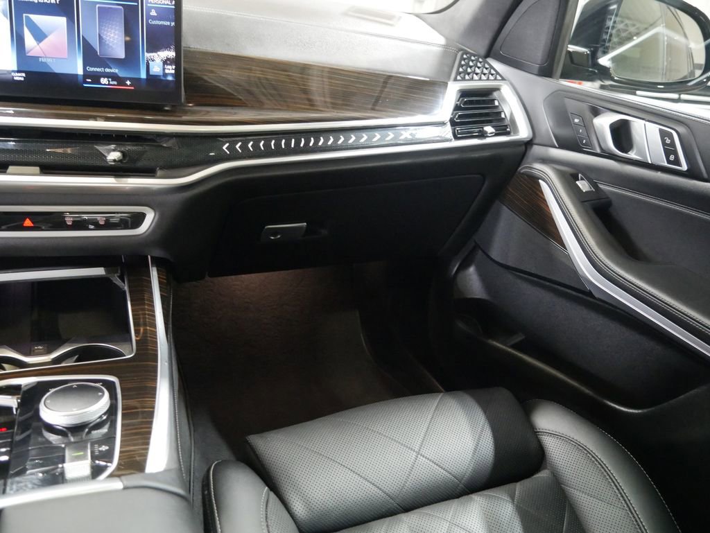 Used 2023 BMW X7 xDrive40i w/ M Sport Package AWD/4WD image 32