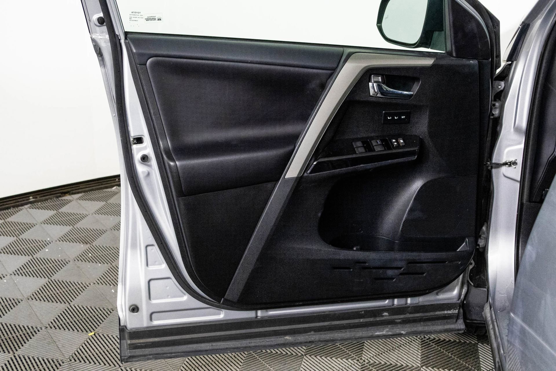 Used 2018 Toyota RAV4 Limited w/ All Weather Liner Package image 33