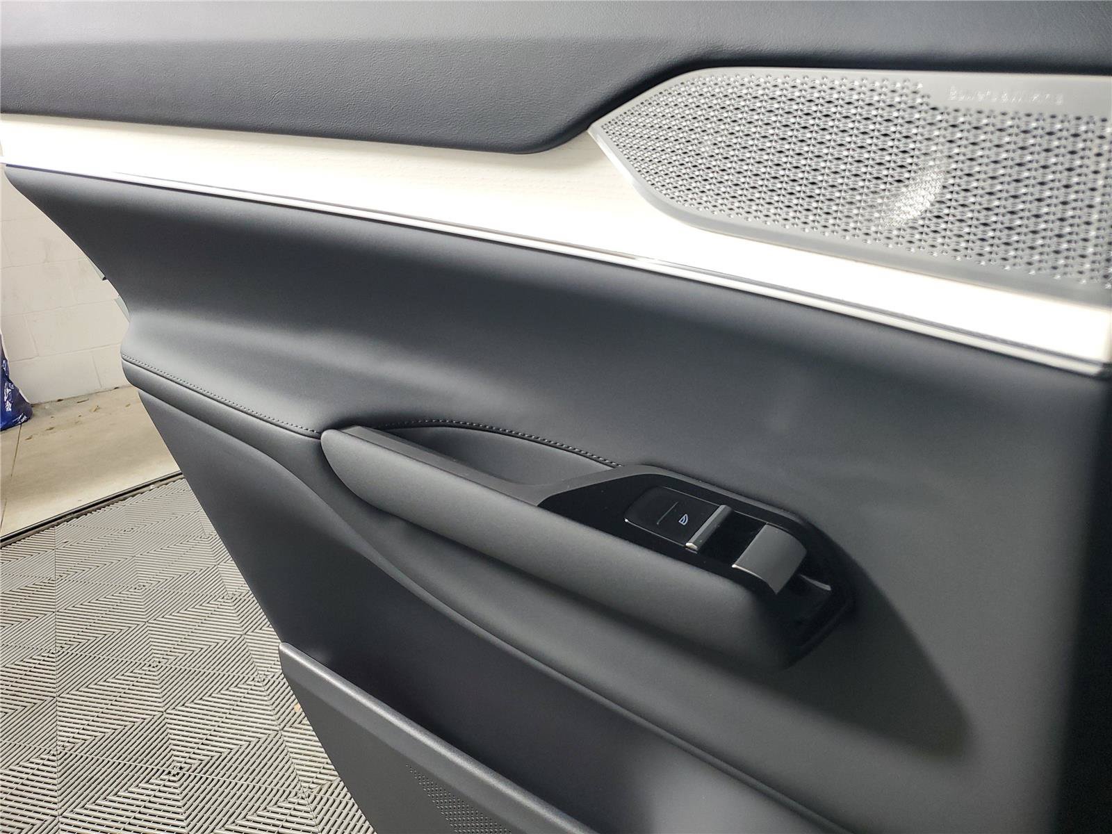 Certified 2025 Volvo EX90 Ultra AWD/4WD image 17