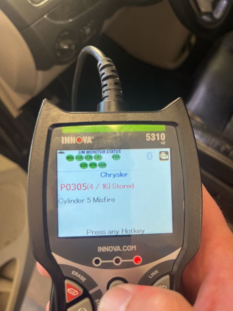 Used 2015 Chrysler Town & Country Touring FWD image 16