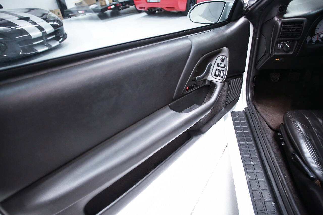 Used 2000 Chevrolet Camaro Z28 w/ SS Performance/Appearance Pkg RWD image 17