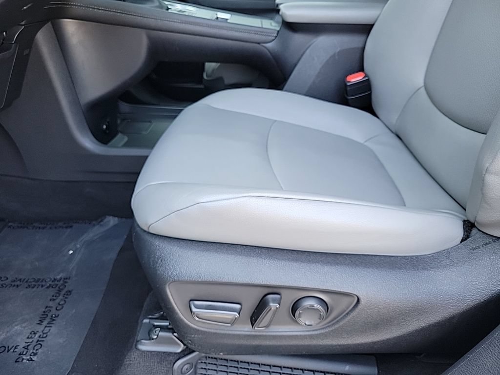 Used 2025 Toyota Sienna XLE FWD image 13