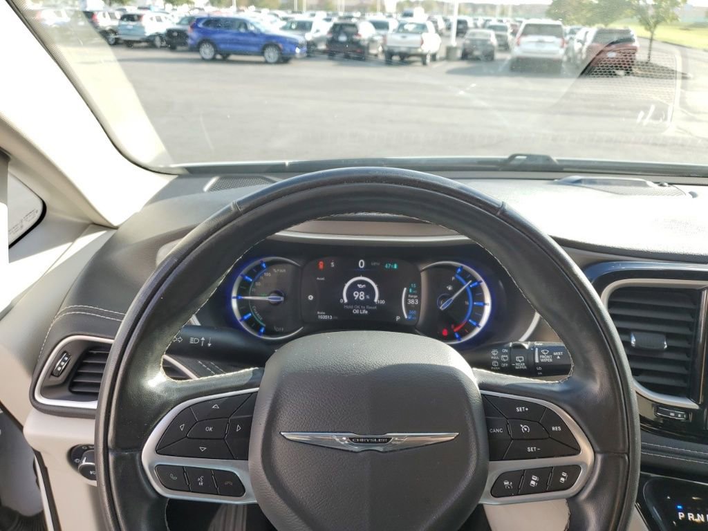 Used 2022 Chrysler Pacifica Touring-L image 11