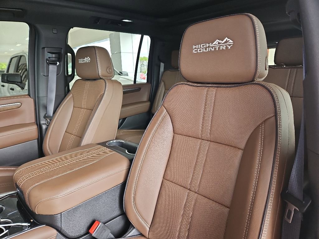 Used 2025 Chevrolet Suburban High Country AWD/4WD image 11