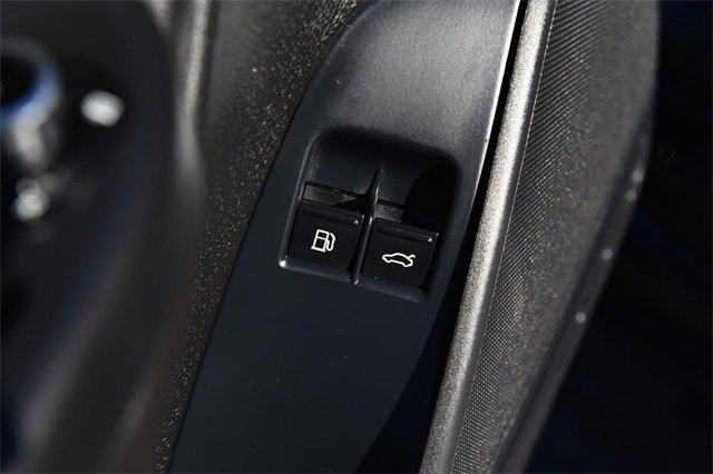 Used 2014 Volkswagen Eos w/ Sport Package image 10