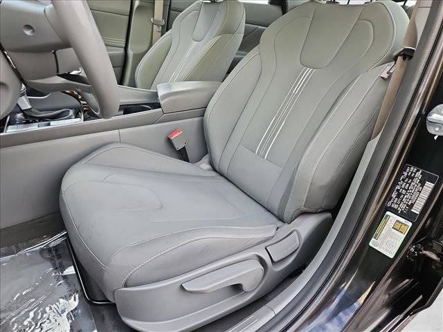 Used 2025 Hyundai Elantra SEL FWD image 17