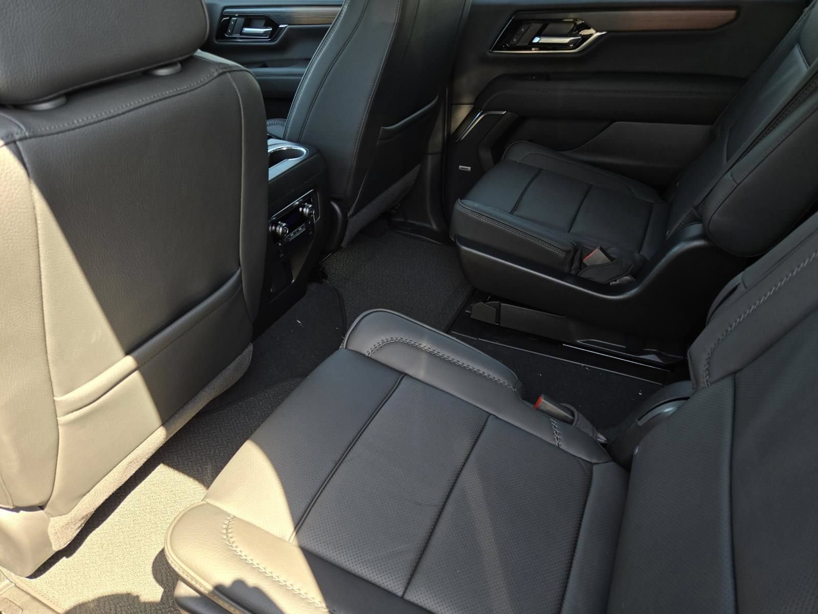 New 2026 GMC Yukon XL Denali w/ Sun & Power Step Package AWD/4WD image 7