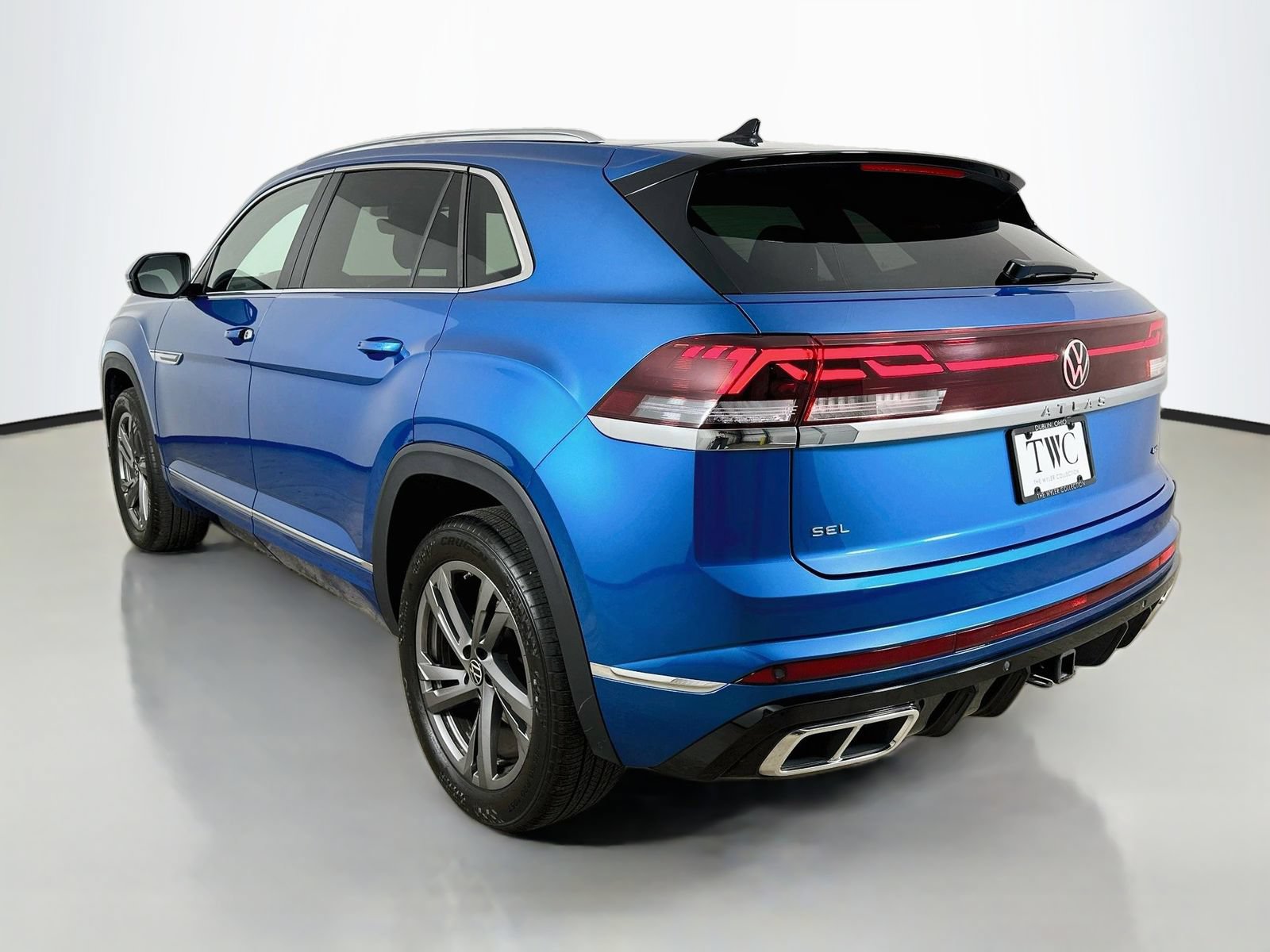 Certified 2024 Volkswagen Atlas Cross Sport SEL R-Line AWD/4WD image 7