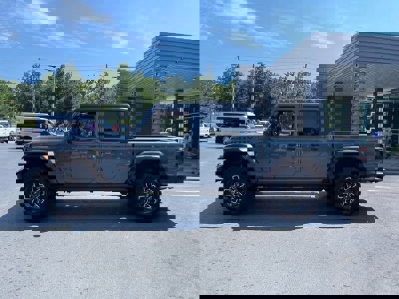 Used 2024 Jeep Gladiator Mojave w/ Technology Group image 5