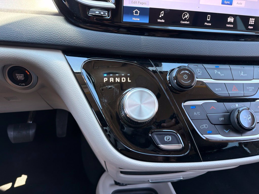Used 2024 Chrysler Pacifica Touring-L FWD image 17