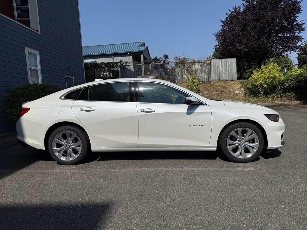 Used 2017 Chevrolet Malibu Premier w/ Driver Confidence Package image 3