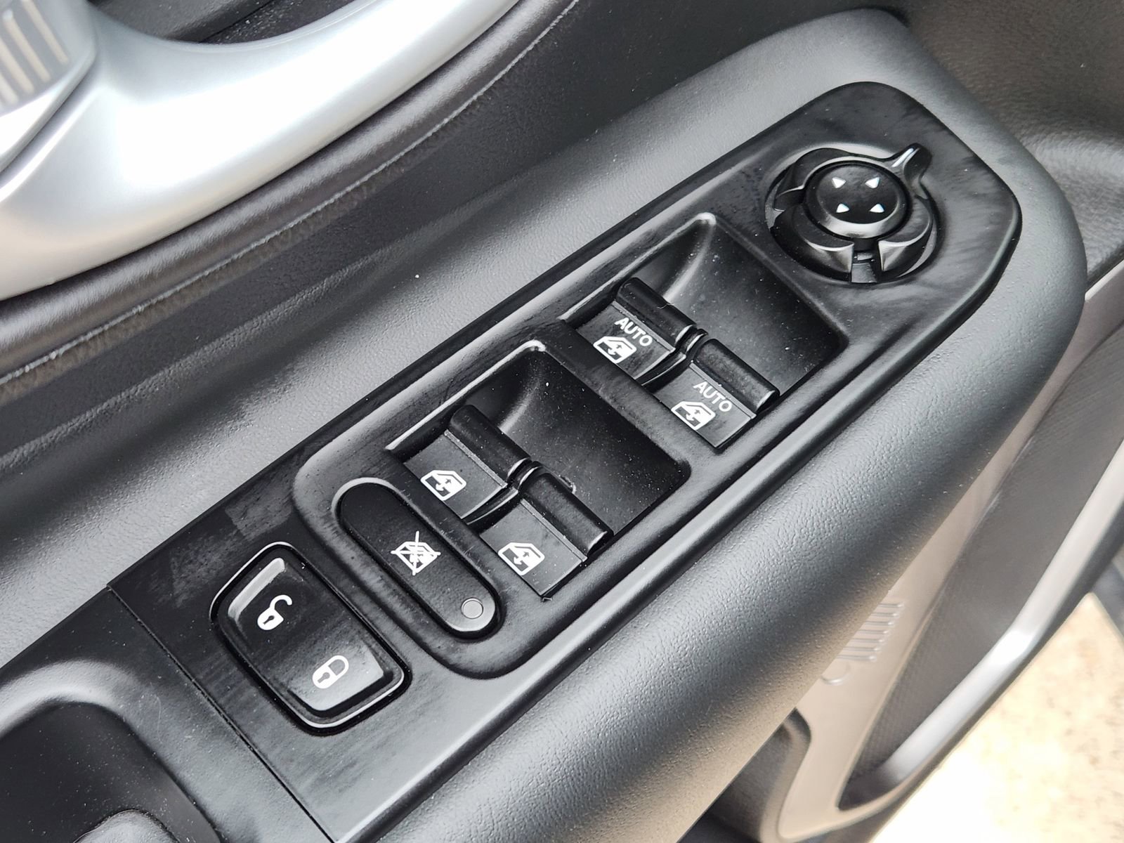 Used 2023 Jeep Renegade Latitude w/ Sun/Sound Group AWD/4WD image 32