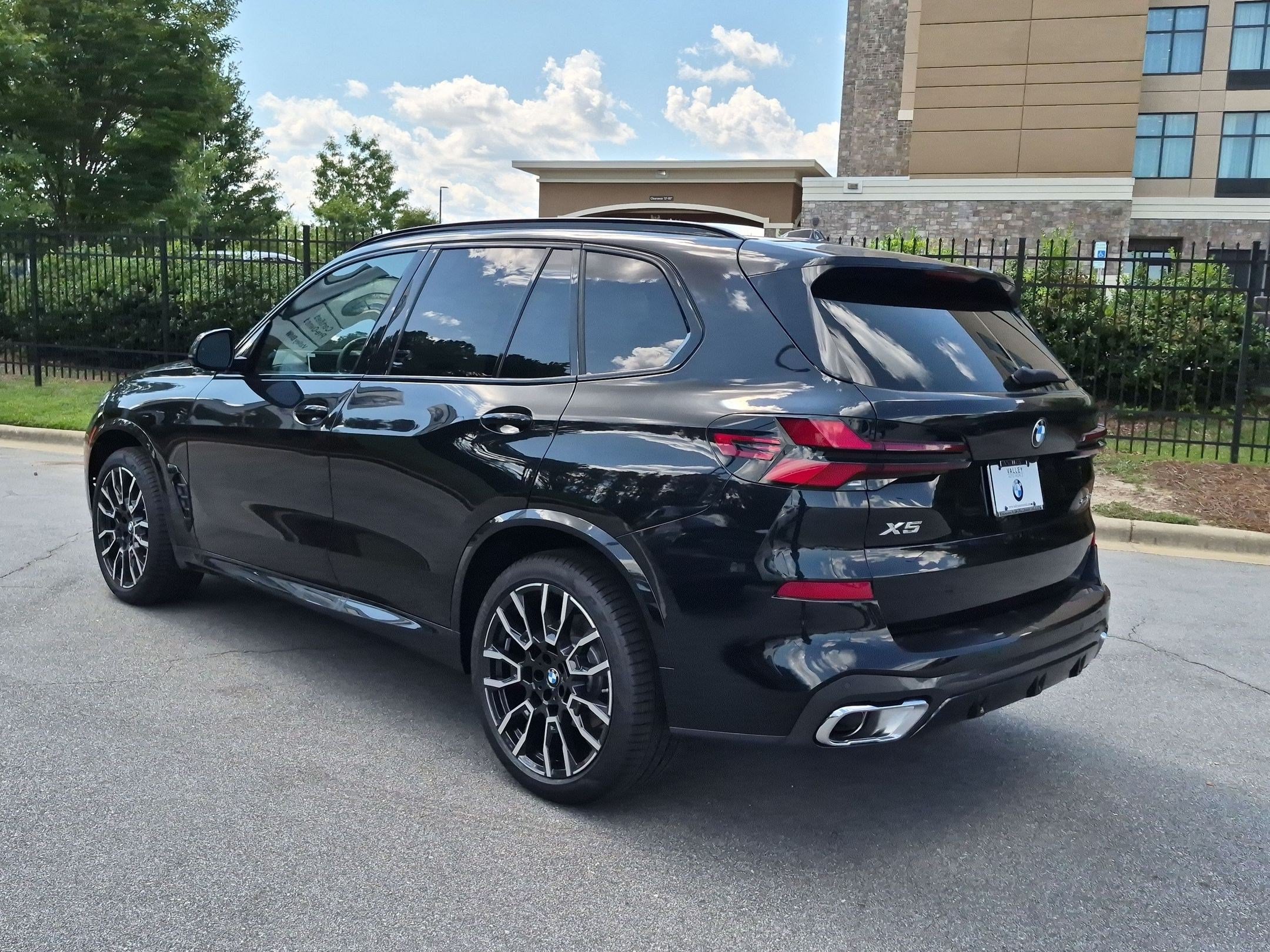 New 2026 BMW X5 xDrive40i w/ M Sport Package AWD/4WD image 5