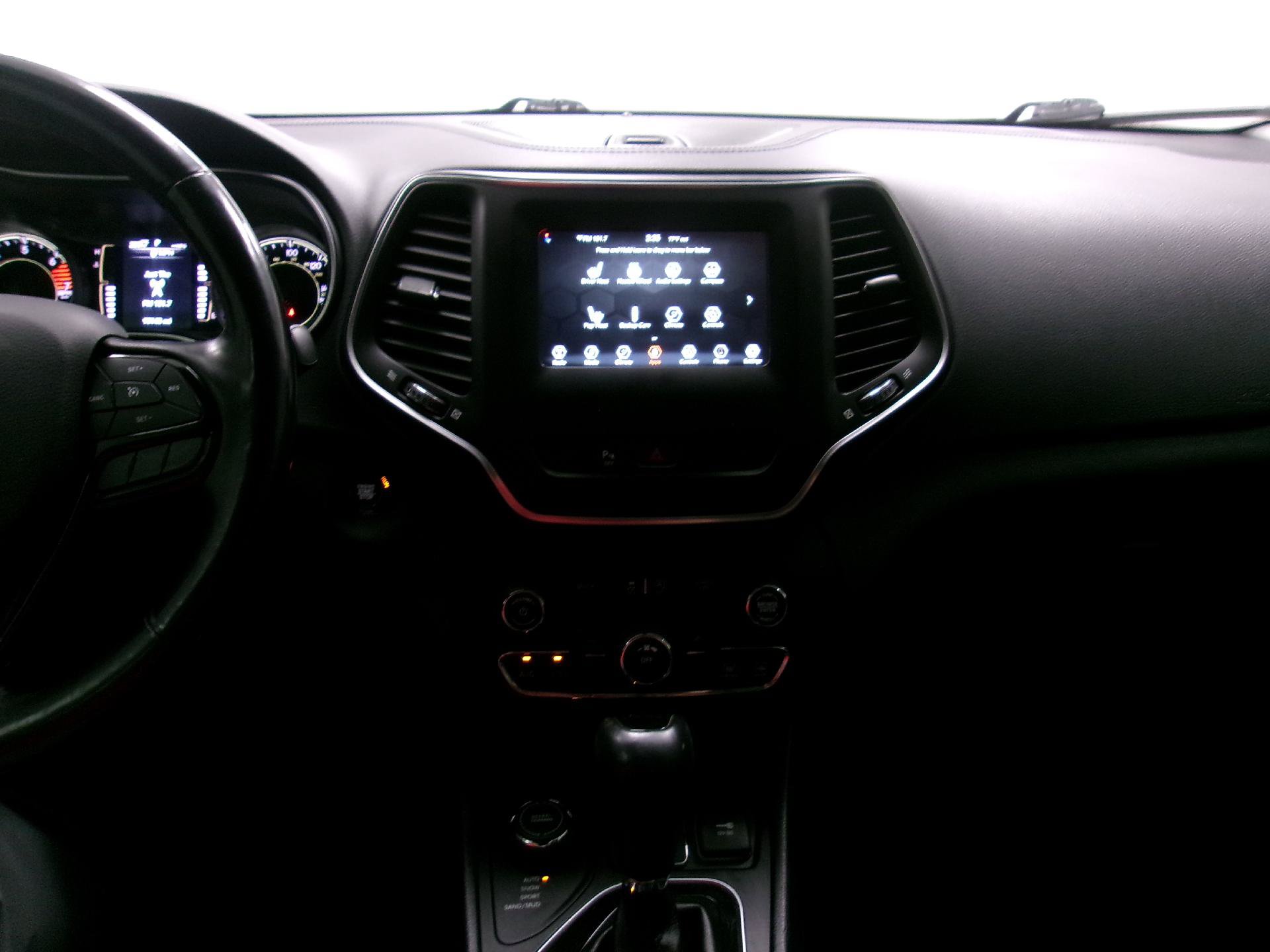 Used 2020 Jeep Cherokee Latitude Plus AWD/4WD image 10