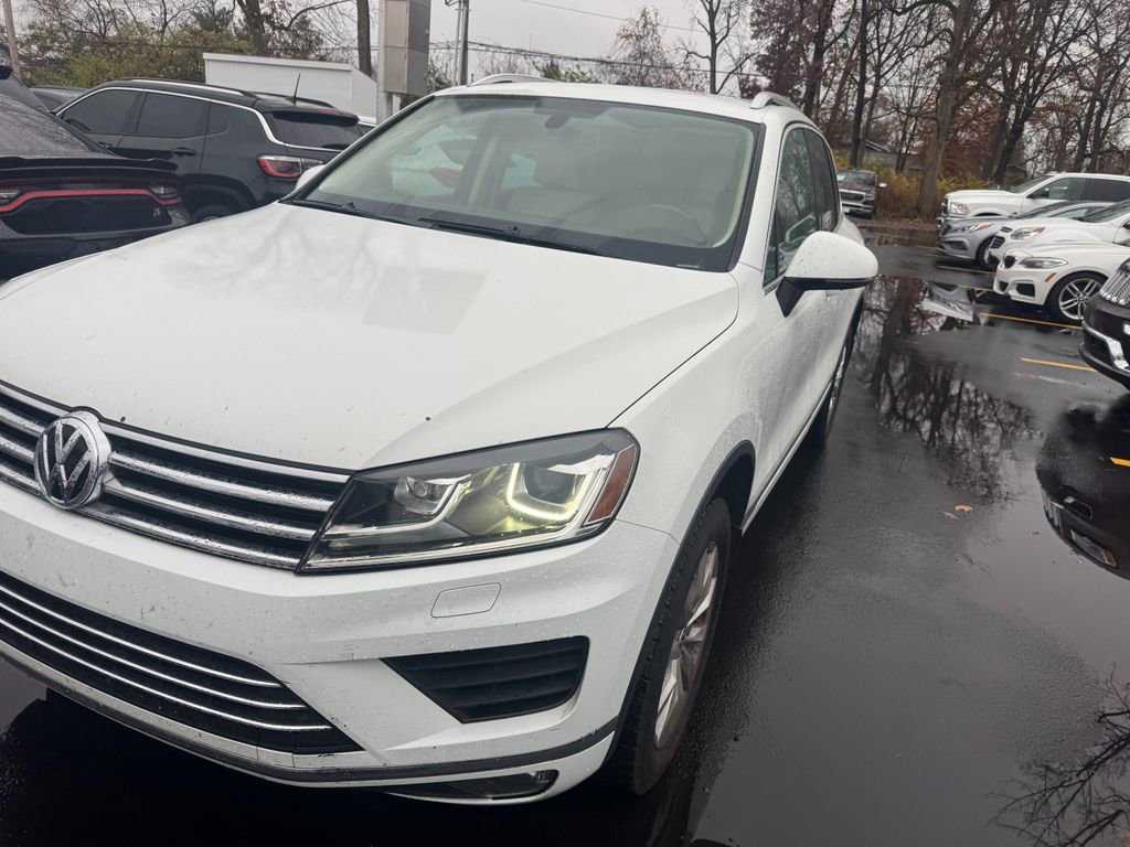 Used 2016 Volkswagen Touareg Sport image 2