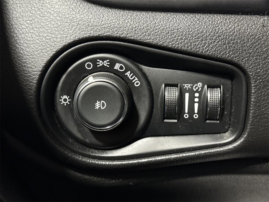 Used 2015 Jeep Renegade Latitude w/ Popular Equipment Group image 17