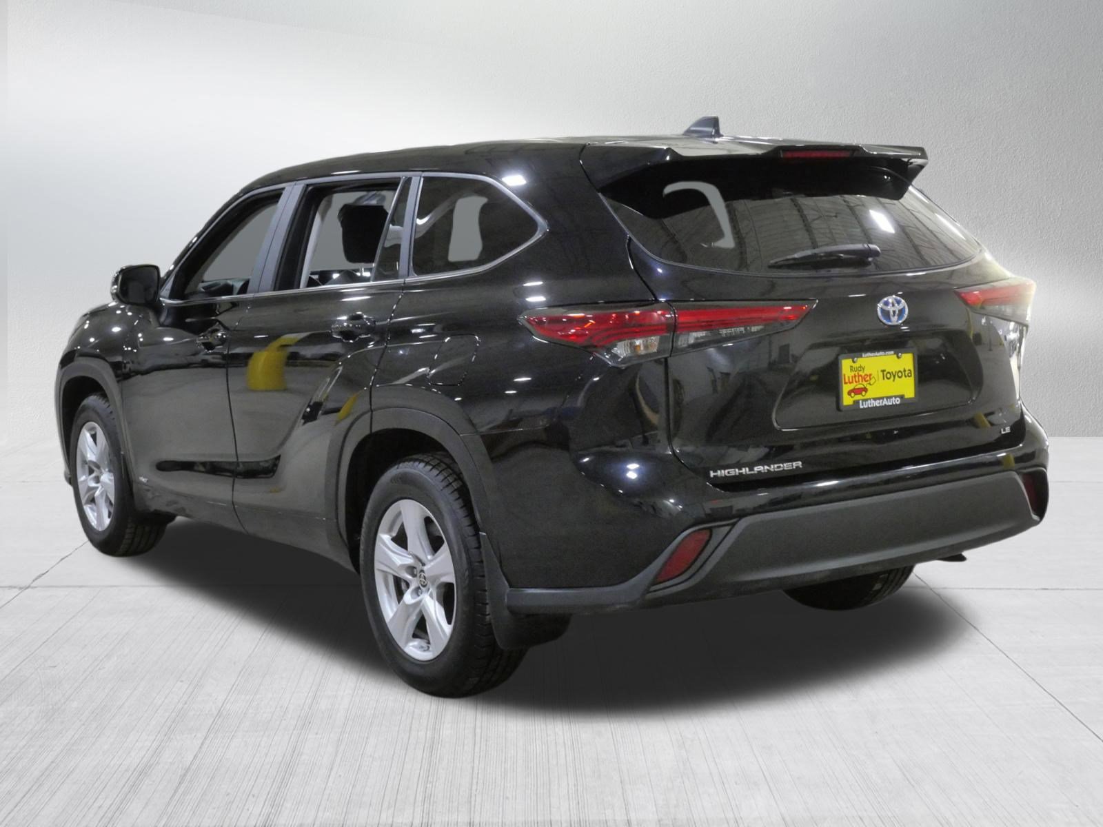 Used 2023 Toyota Highlander LE AWD/4WD image 5