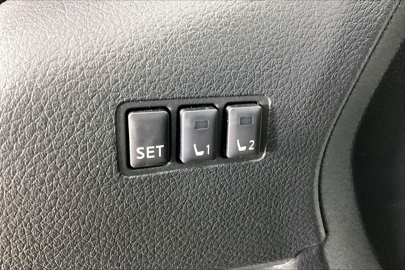 Used 2018 Nissan Rogue SL w/ Premium Package FWD image 32