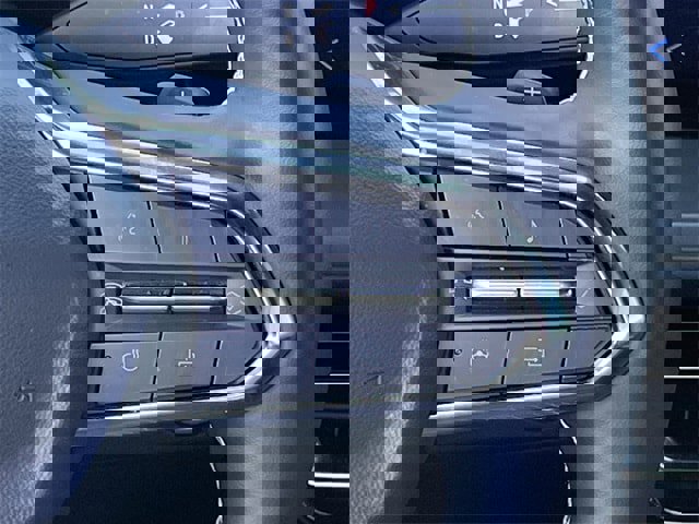 Used 2025 Chevrolet Traverse LT image 12