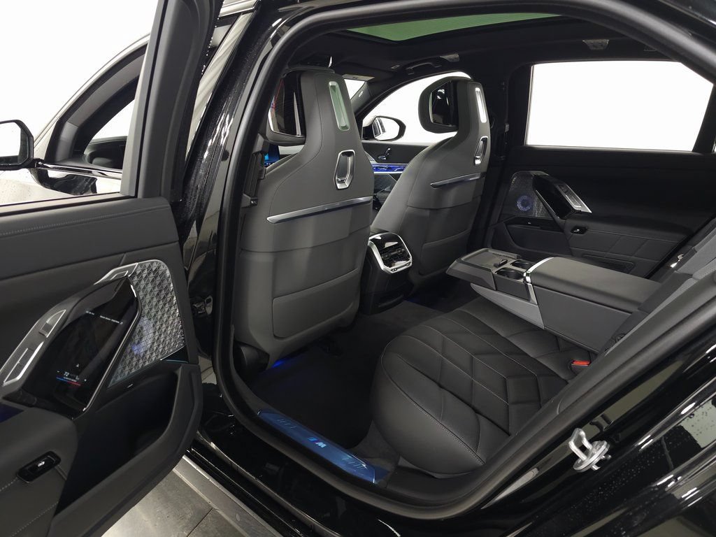 Used 2026 BMW 760i xDrive w/ Executive Package AWD/4WD image 35