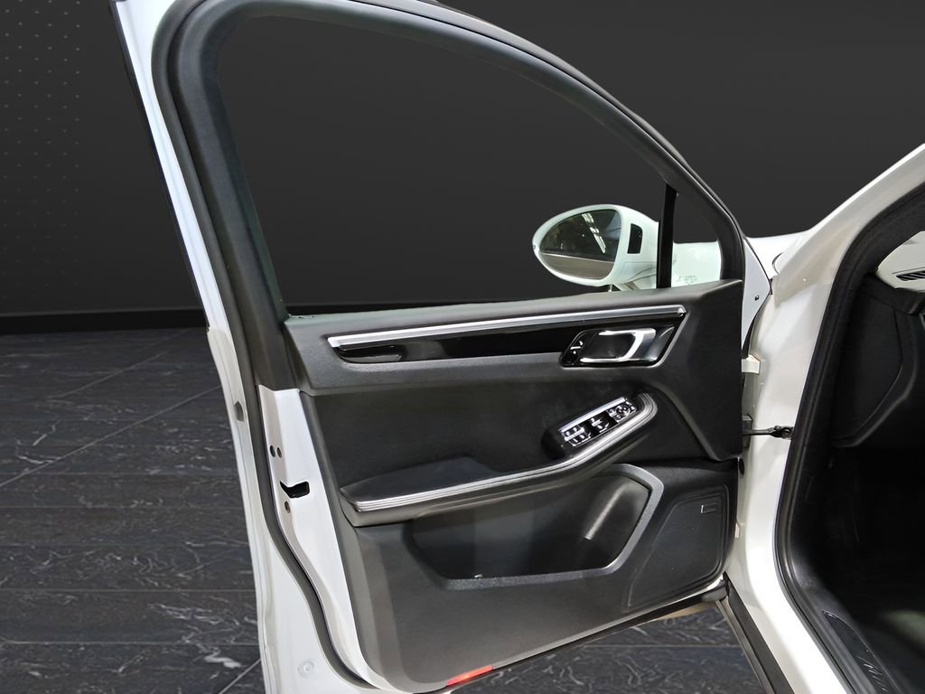 Used 2018 Porsche Macan w/ Premium Package image 10