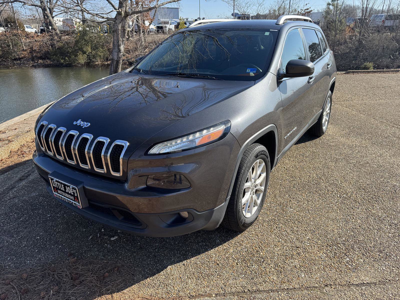 Used 2016 Jeep Cherokee Latitude w/ Cold Weather Group image 12