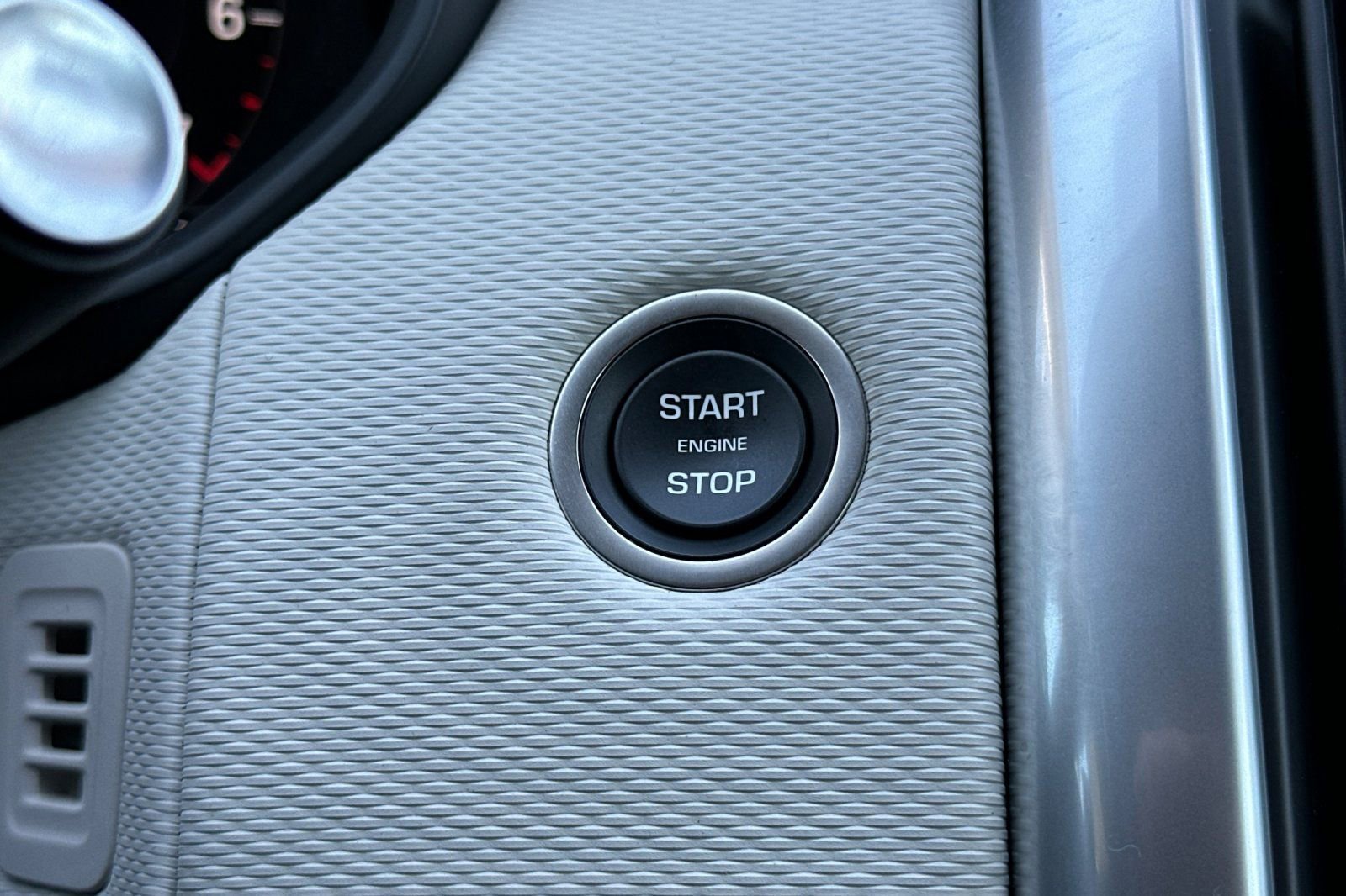 Used 2025 Land Rover Discovery Dynamic SE image 22