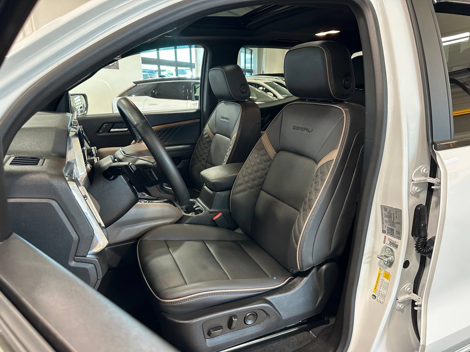 Used 2024 GMC Canyon Denali AWD/4WD image 13