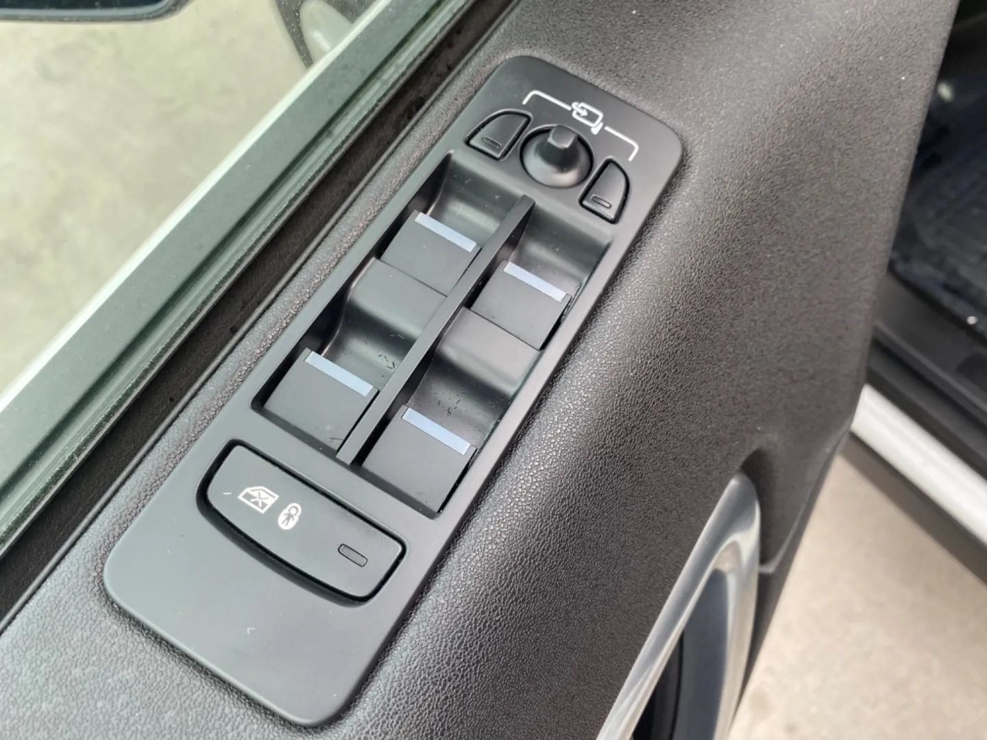 Used 2019 Land Rover Discovery Sport HSE AWD/4WD image 28
