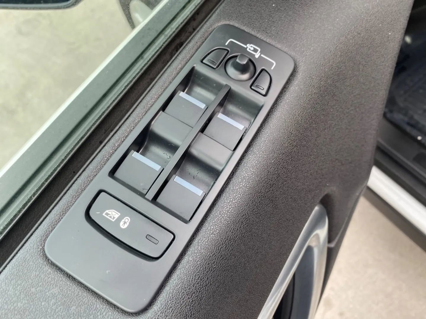 Used 2019 Land Rover Discovery Sport HSE AWD/4WD image 28