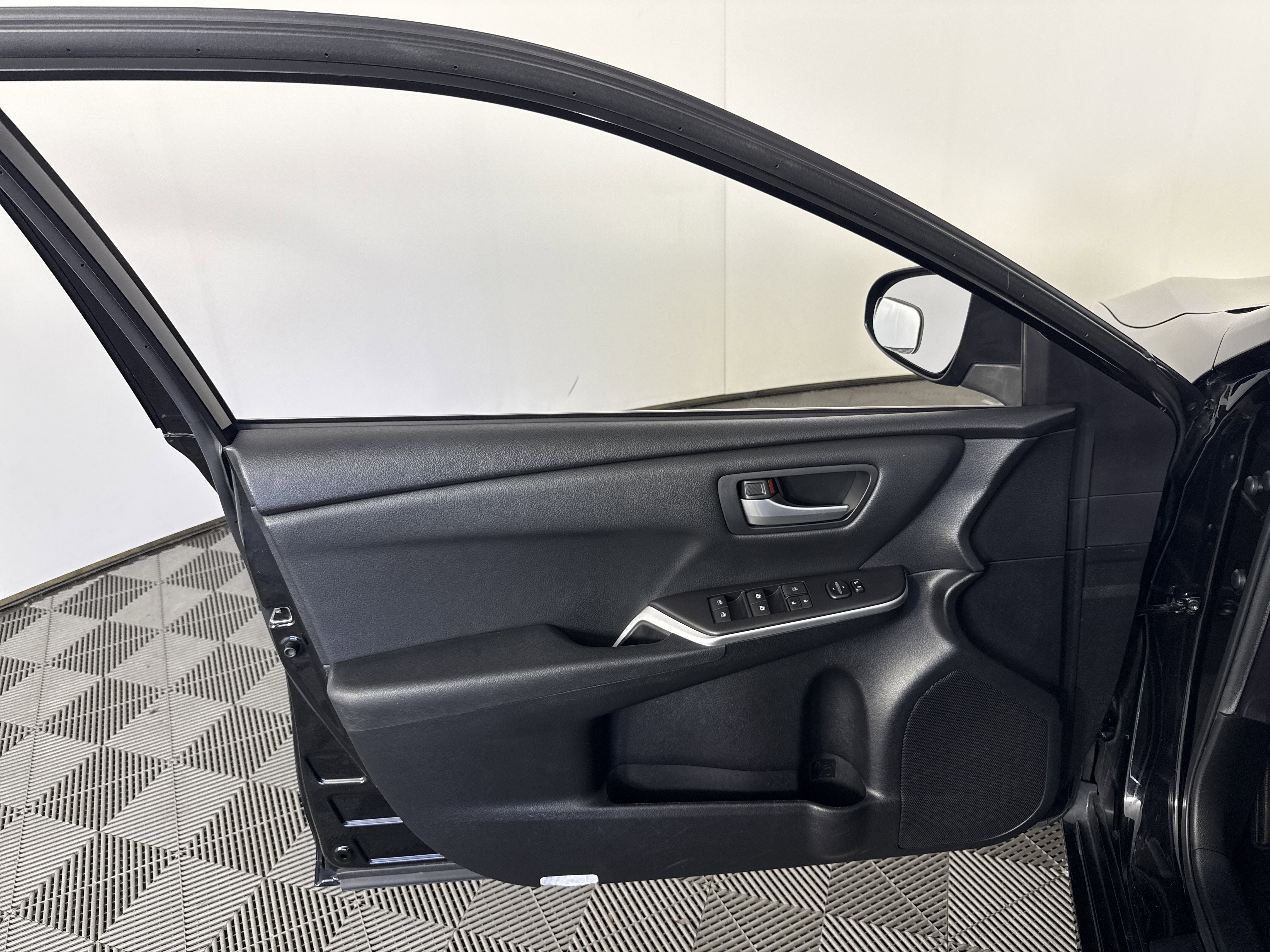 Used 2015 Toyota Camry SE image 13