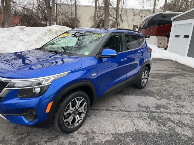 Used 2021 Kia Seltos EX image 2