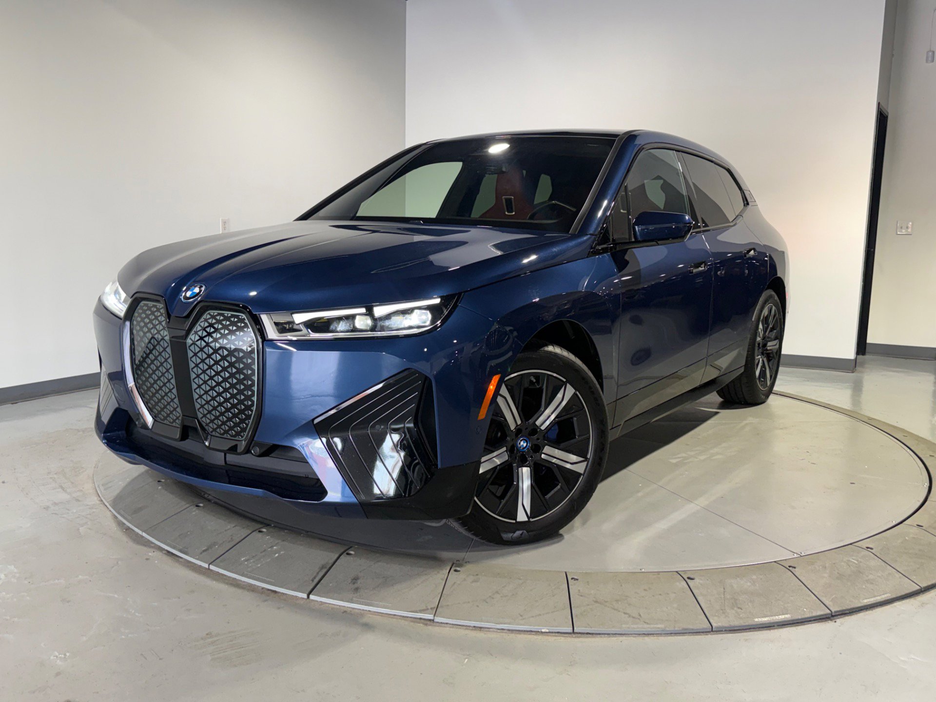 Used 2023 BMW iX xDrive50 w/ Sport Package AWD/4WD image 1