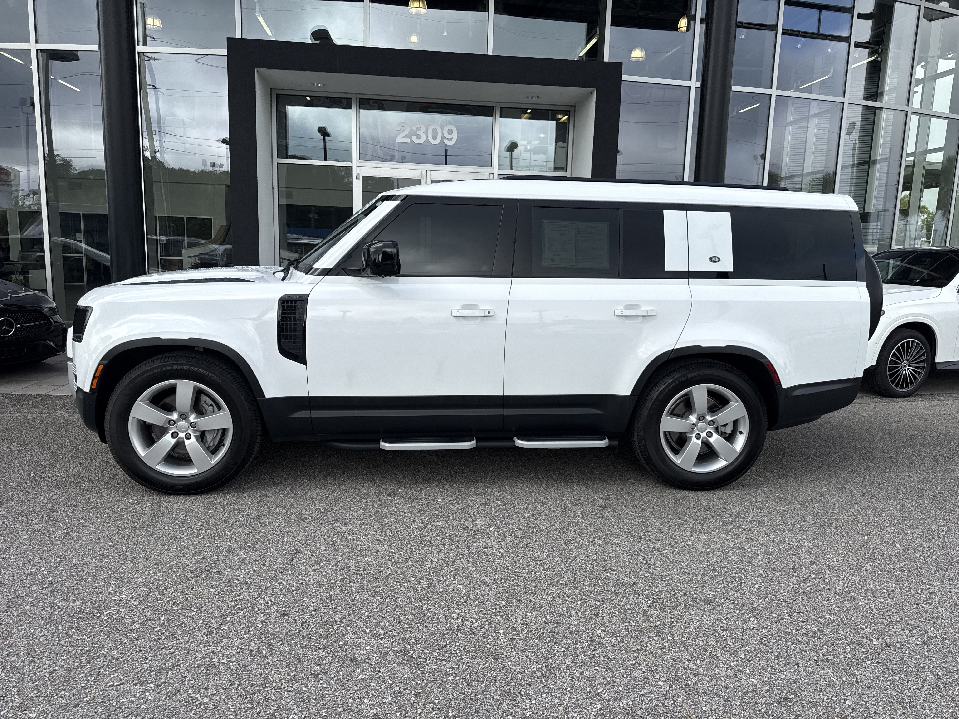 Used 2023 Land Rover Defender 130 SE AWD/4WD image 2