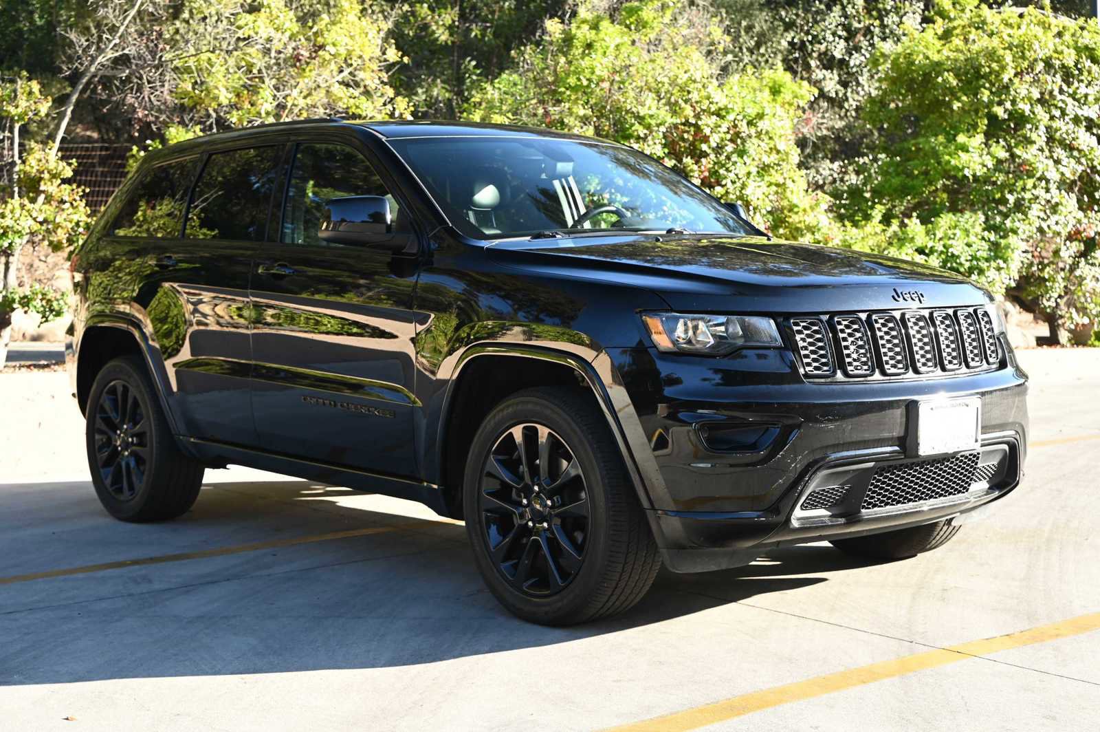 Used 2019 Jeep Grand Cherokee Altitude image 3