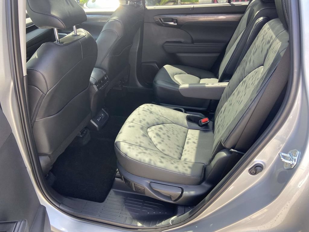 Used 2025 Toyota Highlander Platinum AWD/4WD image 20