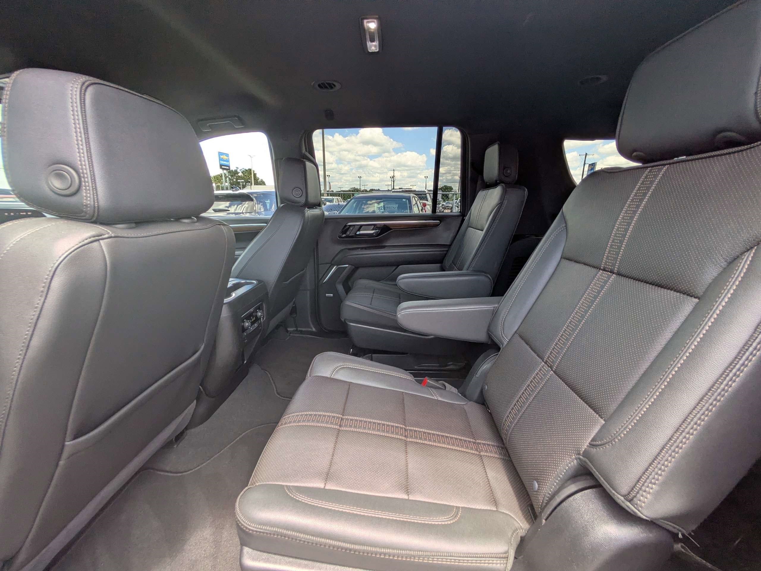 Used 2025 Chevrolet Suburban High Country AWD/4WD image 13